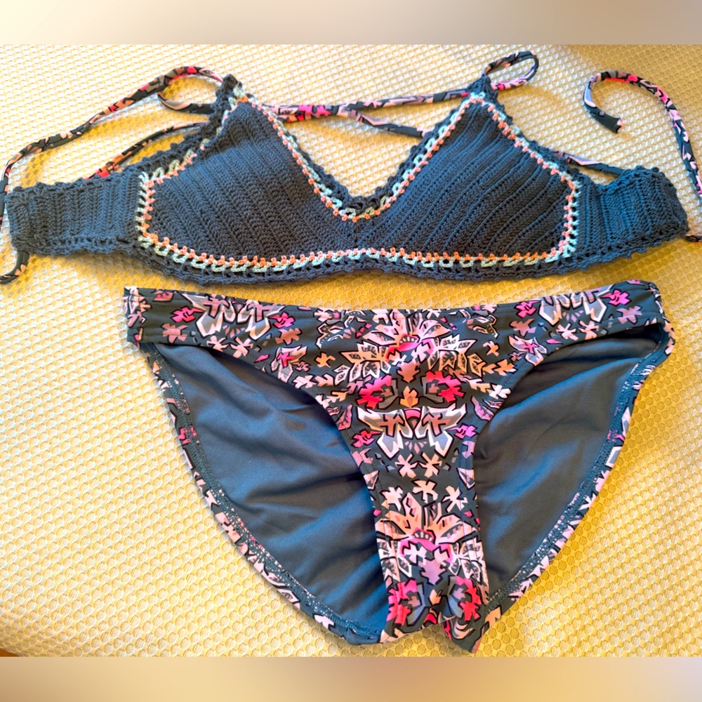 Xhilaration crochet and floral design bikini set size small. NWOT